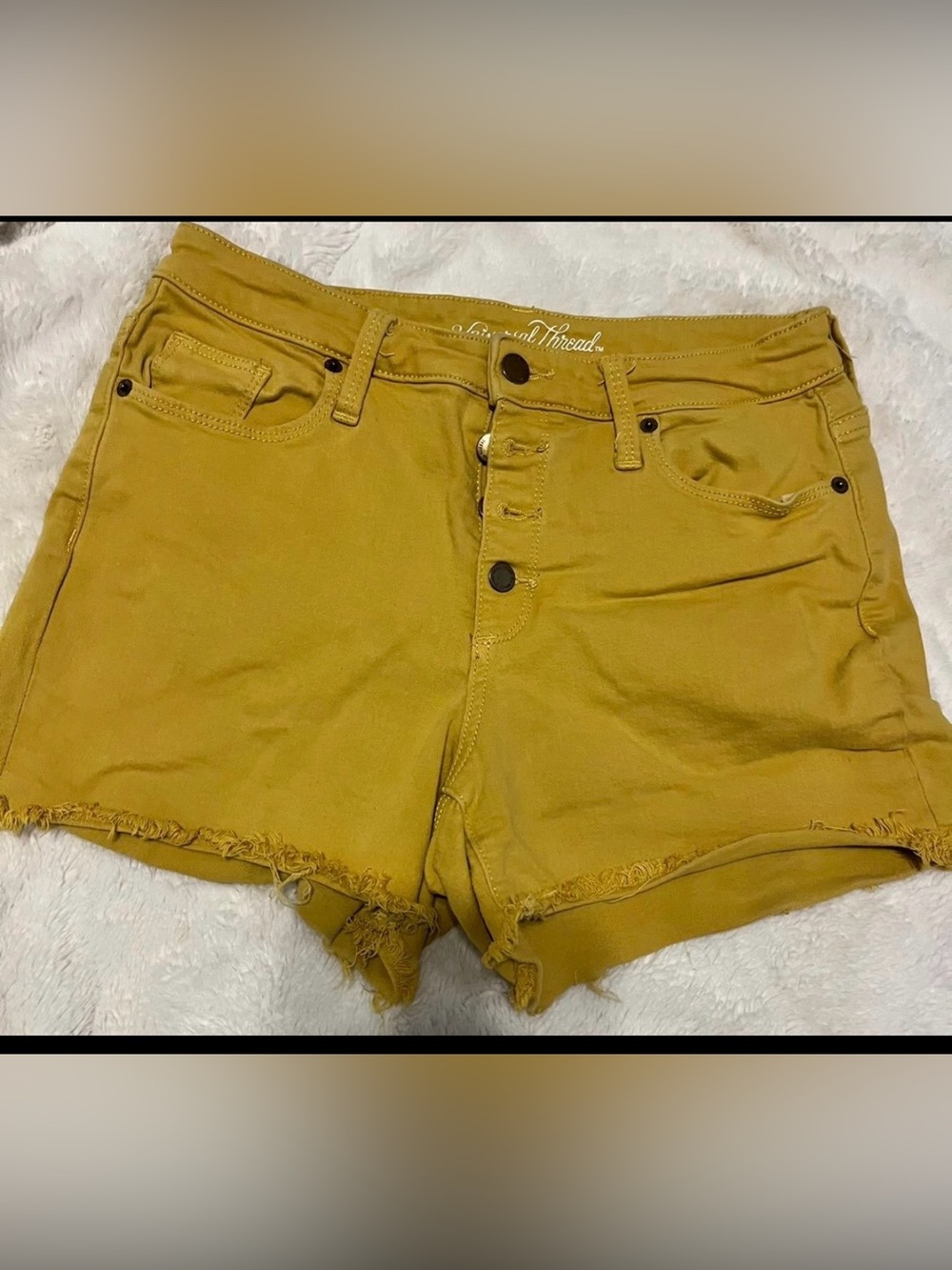 Universal Thread Women's Size
4/27 Mustard Yellow Cutoff
Button Fly Jean Shorts